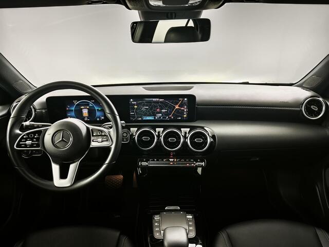 Mercedes-Benz A-KLASSE 180 Luxury Line | Trekhaak | Stoelverwarming | Navigatie | Climate Control |