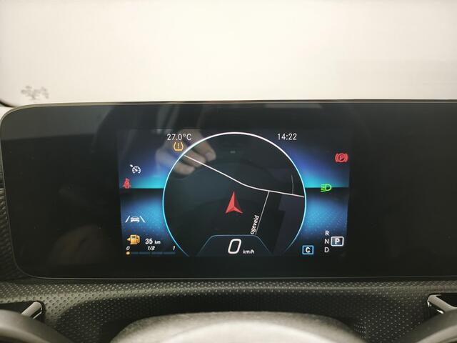 Mercedes-Benz A-KLASSE 180 Luxury Line | Trekhaak | Stoelverwarming | Navigatie | Climate Control |
