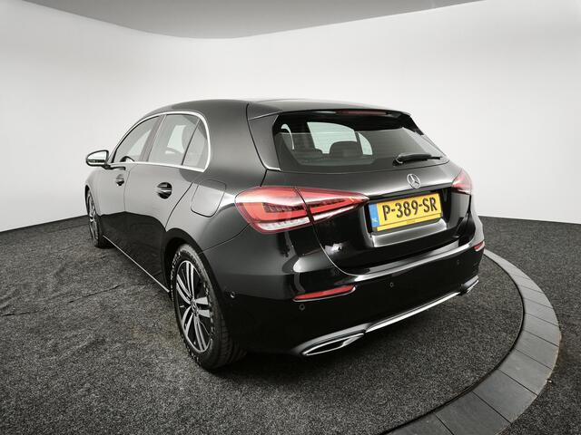 Mercedes-Benz A-KLASSE 180 Luxury Line | Trekhaak | Stoelverwarming | Navigatie | Climate Control |