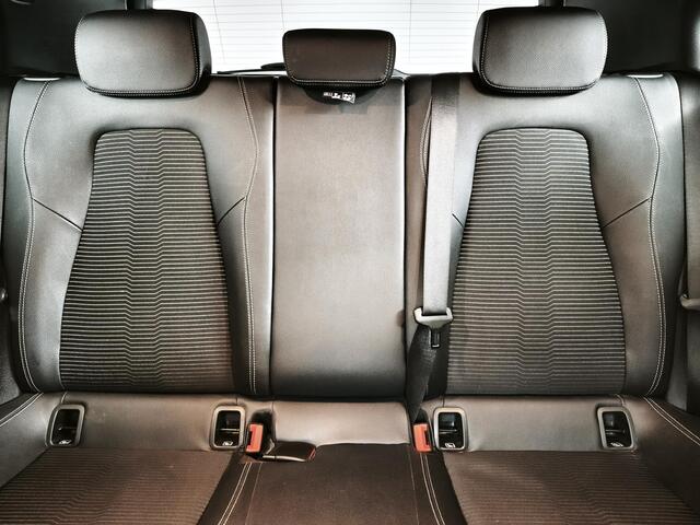 Mercedes-Benz A-KLASSE 180 Luxury Line | Trekhaak | Stoelverwarming | Navigatie | Climate Control |