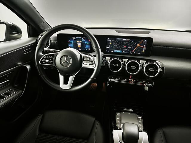 Mercedes-Benz A-KLASSE 180 Luxury Line | Trekhaak | Stoelverwarming | Navigatie | Climate Control |