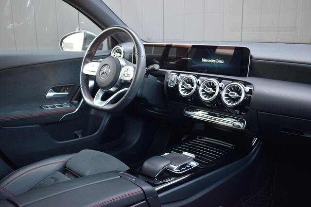 Mercedes-Benz A-KLASSE 180 Automaat Business Solution AMG LED | Leder/Alcantara | Panoramadak | Sportstoelen | Carplay | Sfeerverlichting