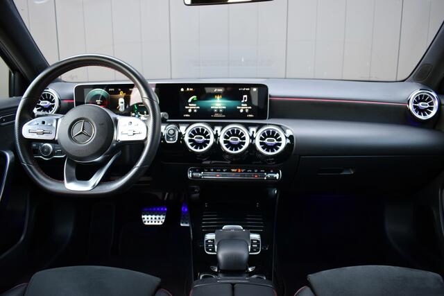 Mercedes-Benz A-KLASSE 180 Automaat Business Solution AMG LED | Leder/Alcantara | Panoramadak | Sportstoelen | Carplay | Sfeerverlichting