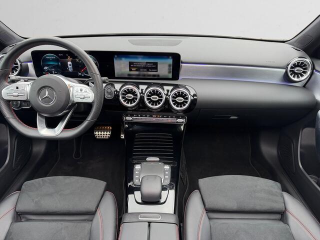 Mercedes-Benz A-KLASSE 180 AMG Night Edition Aut- Nap 9dkm, Dealer Onderhouden, Panoramadak, Sfeerverlichting