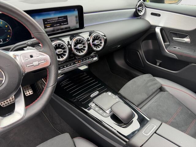 Mercedes-Benz A-KLASSE 180 AMG Night Edition Aut- Nap 9dkm, Dealer Onderhouden, Panoramadak, Sfeerverlichting
