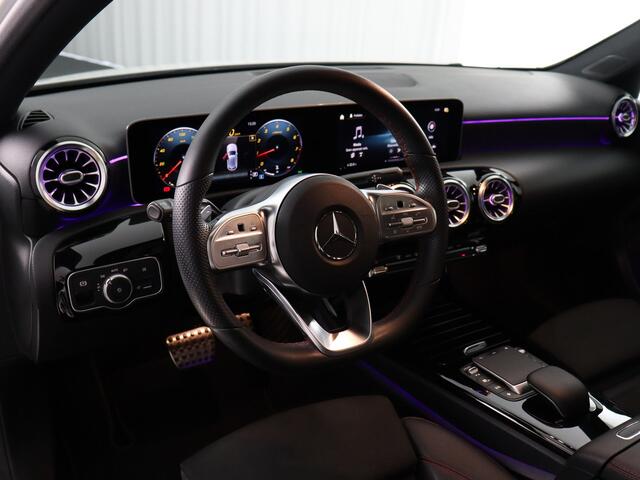 Mercedes-Benz A-KLASSE 180 Premium Plus AMG (Pano / Night Pakket / Sfeerverlichting / Camera / Blindspot / Burmester)