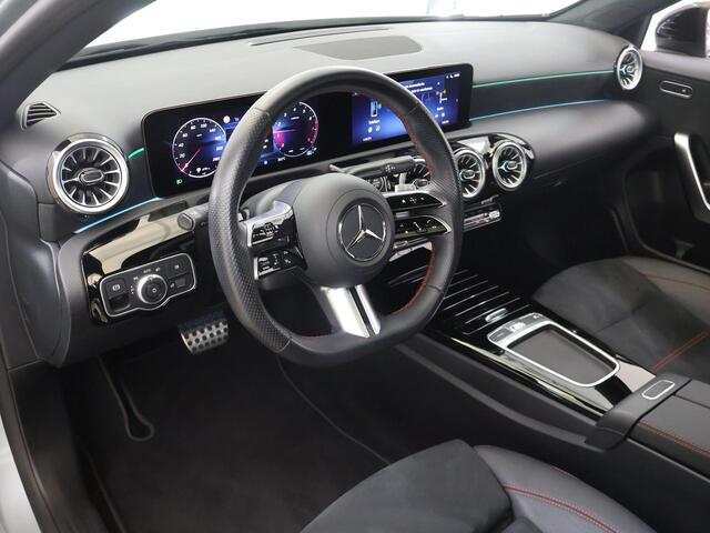 Mercedes-Benz A-KLASSE 180 Star Edition AMG Line | Nightpakket | Sfeerverlichting | MULTIBEAM LED | Stoelverwarming |