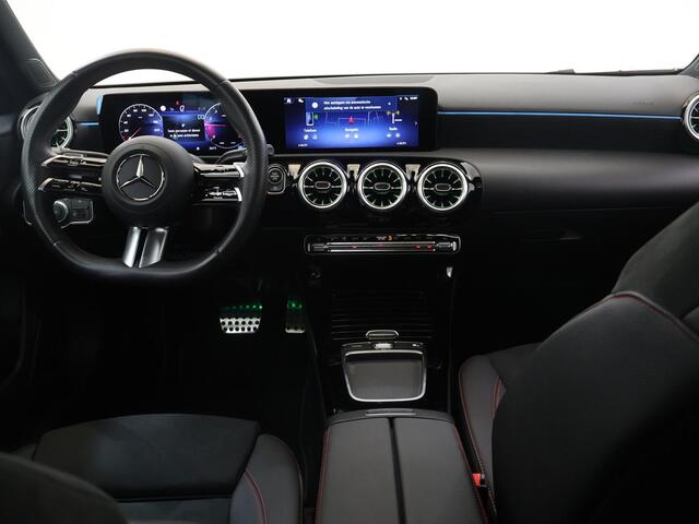 Mercedes-Benz A-KLASSE 180 Star Edition AMG Line | Nightpakket | Sfeerverlichting | MULTIBEAM LED | Stoelverwarming |