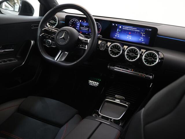 Mercedes-Benz A-KLASSE 180 Star Edition AMG Line | Nightpakket | Sfeerverlichting | MULTIBEAM LED | Stoelverwarming |
