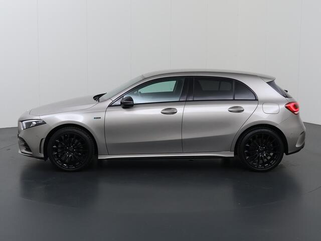Mercedes-Benz A-KLASSE 250 e Business Solution AMG Limited | Night | Widescreen | 19" multispaaks velgen (hoogglans zwart) | Achteruitrijcamera | Stoelverwarming |