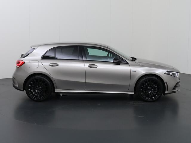 Mercedes-Benz A-KLASSE 250 e Business Solution AMG Limited | Night | Widescreen | 19" multispaaks velgen (hoogglans zwart) | Achteruitrijcamera | Stoelverwarming |