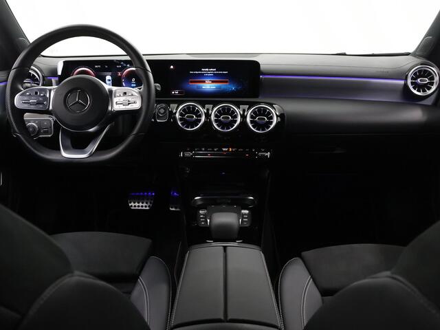 Mercedes-Benz A-KLASSE 250 e Business Solution AMG Limited | Night | Widescreen | 19" multispaaks velgen (hoogglans zwart) | Achteruitrijcamera | Stoelverwarming |
