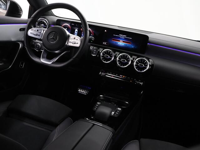 Mercedes-Benz A-KLASSE 250 e Business Solution AMG Limited | Night | Widescreen | 19" multispaaks velgen (hoogglans zwart) | Achteruitrijcamera | Stoelverwarming |