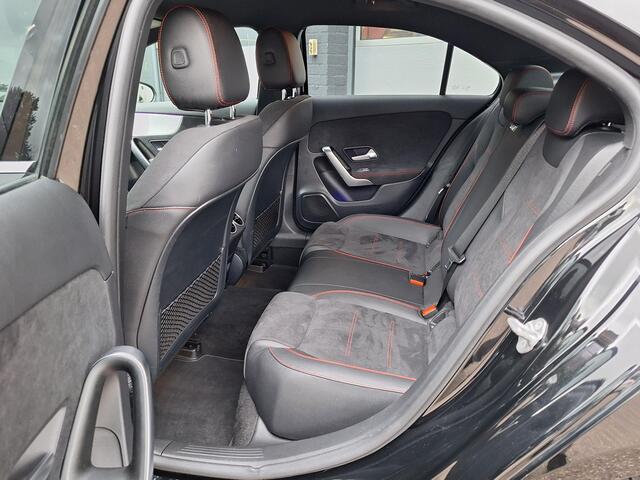Mercedes-Benz A-KLASSE Limousine 180 Business Solution AMG | Achteruitrijcamera | Widescreen | Sfeerverlichting | Stoelverwarming | Spoorassistent | Privacy Glas Achter