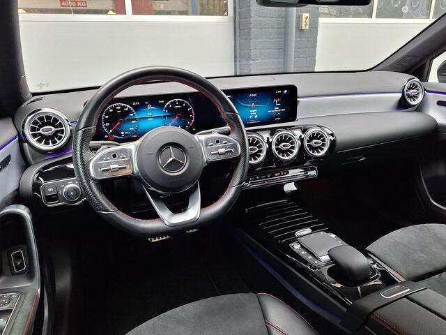 Mercedes-Benz A-KLASSE Limousine 180 Business Solution AMG | Achteruitrijcamera | Widescreen | Sfeerverlichting | Stoelverwarming | Spoorassistent | Privacy Glas Achter
