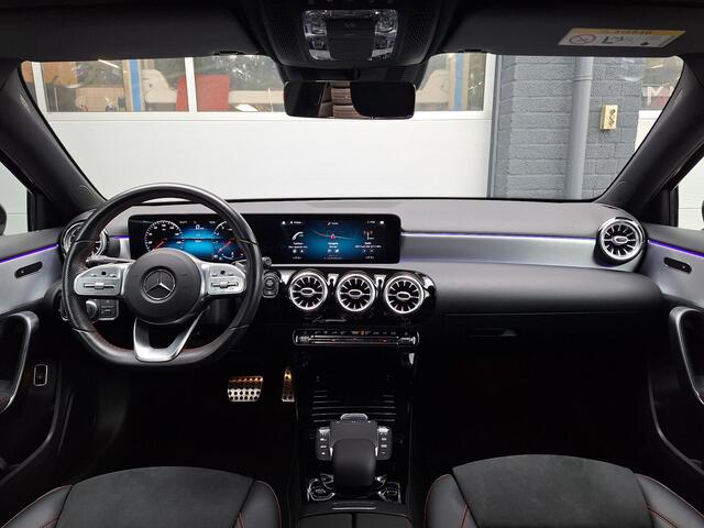 Mercedes-Benz A-KLASSE Limousine 180 Business Solution AMG | Achteruitrijcamera | Widescreen | Sfeerverlichting | Stoelverwarming | Spoorassistent | Privacy Glas Achter