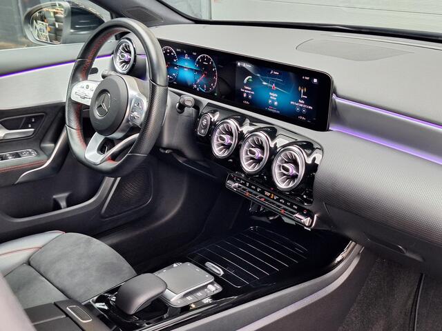 Mercedes-Benz A-KLASSE Limousine 180 Business Solution AMG | Achteruitrijcamera | Widescreen | Sfeerverlichting | Stoelverwarming | Spoorassistent | Privacy Glas Achter