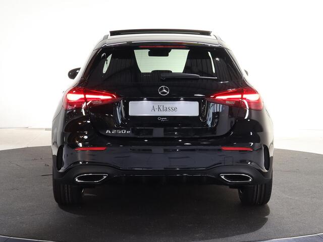 Mercedes-Benz A-KLASSE 250e Business Solution AMG | Panoramaschuifdak | Premium Plus | Head-up display | Dodehoekassistent |