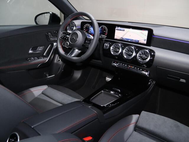 Mercedes-Benz A-KLASSE 250e Business Solution AMG | Panoramaschuifdak | Premium Plus | Head-up display | Dodehoekassistent |