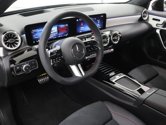 Mercedes-Benz A-KLASSE 180 Business Solution AMG | Panoramaschuifdak | Premium plus | Head-Up | Stoelverwarming | Achteruitrijcamera | MULTIBEAM LED |