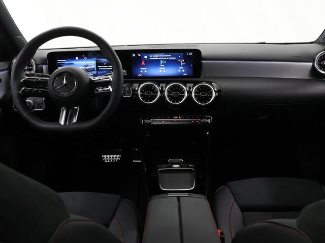 Mercedes-Benz A-KLASSE 180 Business Solution AMG | Panoramaschuifdak | Premium plus | Head-Up | Stoelverwarming | Achteruitrijcamera | MULTIBEAM LED |