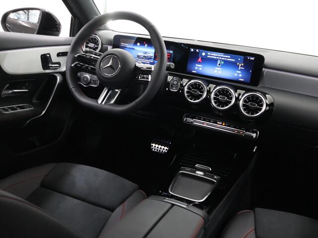 Mercedes-Benz A-KLASSE 180 Business Solution AMG | Panoramaschuifdak | Premium plus | Head-Up | Stoelverwarming | Achteruitrijcamera | MULTIBEAM LED |