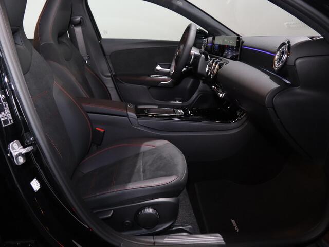 Mercedes-Benz A-KLASSE 180 Business Solution AMG | Panoramaschuifdak | Stoelverwarming | Achteruitrijcamera | MULTIBEAM LED |