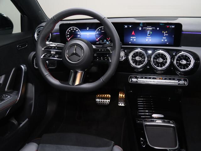Mercedes-Benz A-KLASSE 180 Business Solution AMG | Panoramaschuifdak | Stoelverwarming | Achteruitrijcamera | MULTIBEAM LED |