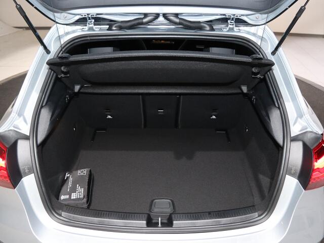 Mercedes-Benz A-KLASSE 180 Business Solution AMG | Panoramaschuifdak | AMG Line Plus pakket | 19"AMG-velgen | Head-up display | Dodehoekassistent |