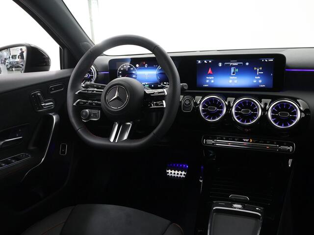 Mercedes-Benz A-KLASSE 250e Business Solution AMG | Panoramaschuifdak | Premium Plus | Head-up display | Dodehoekassistent |