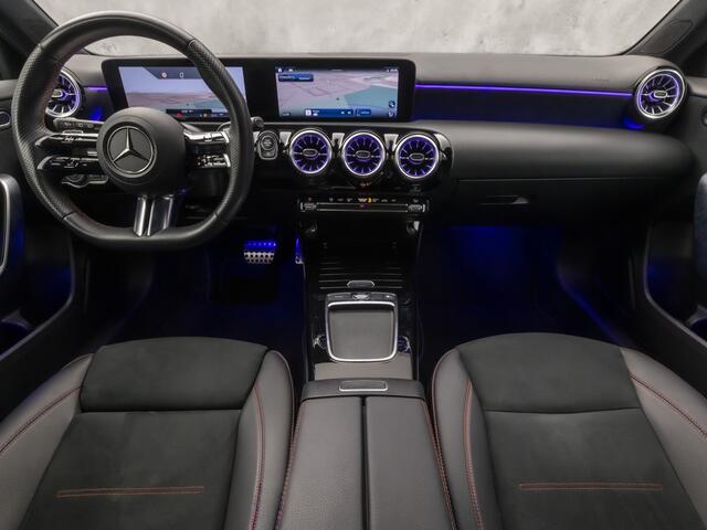 Mercedes-Benz A-KLASSE 180 AMG Line Automaat (FABRIEKSGARANTIE, APPLE CARPLAY, GROOT NAVI, SFEERVERLICHTING, CAMERA, KUIPSTOELEN, STOELVERWARMING, GETINT GLAS, NIEUWSTAAT)