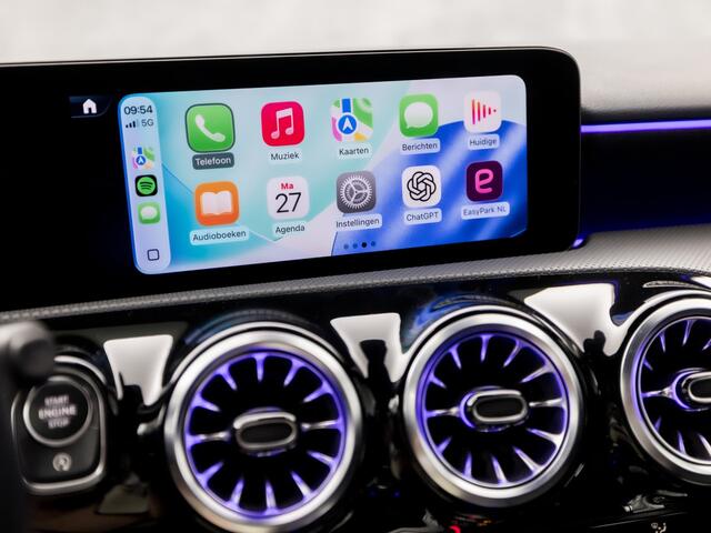 Mercedes-Benz A-KLASSE 180 AMG Line Automaat (FABRIEKSGARANTIE, APPLE CARPLAY, GROOT NAVI, SFEERVERLICHTING, CAMERA, KUIPSTOELEN, STOELVERWARMING, GETINT GLAS, NIEUWSTAAT)