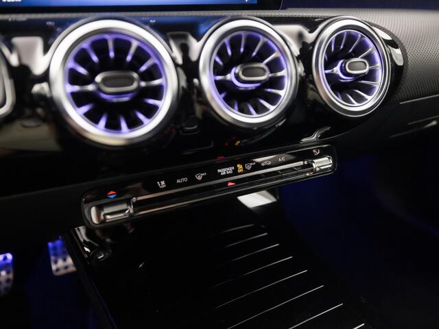 Mercedes-Benz A-KLASSE 180 AMG Line Automaat (FABRIEKSGARANTIE, APPLE CARPLAY, GROOT NAVI, SFEERVERLICHTING, CAMERA, KUIPSTOELEN, STOELVERWARMING, GETINT GLAS, NIEUWSTAAT)