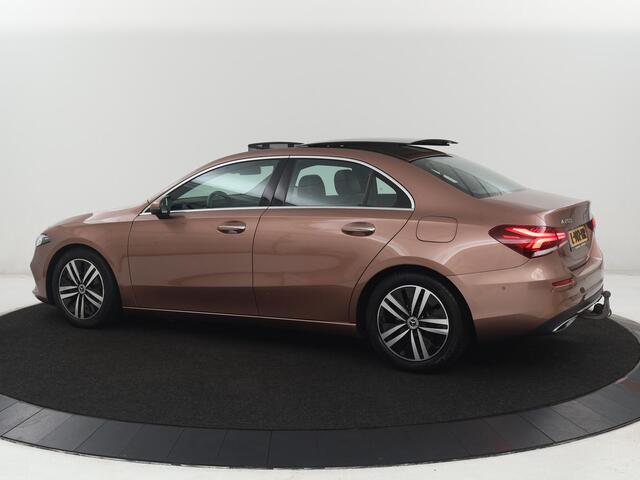 Mercedes-Benz A-KLASSE 200 Business Solution Luxury | Trekhaak | Panoramadak | Leder | Memory | Sfeerverlichting | Full LED | Stoelverwarming | Camera | Park assist | Cruise control |
