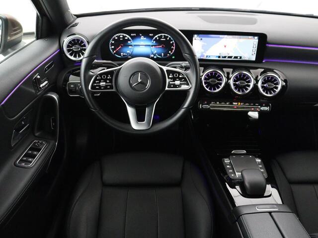 Mercedes-Benz A-KLASSE 200 Business Solution Luxury | Trekhaak | Panoramadak | Leder | Memory | Sfeerverlichting | Full LED | Stoelverwarming | Camera | Park assist | Cruise control |