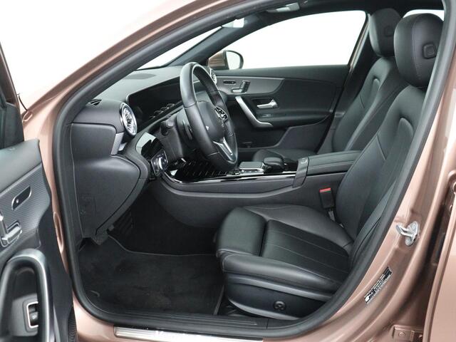 Mercedes-Benz A-KLASSE 200 Business Solution Luxury | Trekhaak | Panoramadak | Leder | Memory | Sfeerverlichting | Full LED | Stoelverwarming | Camera | Park assist | Cruise control |