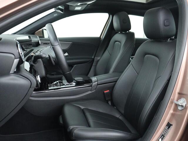 Mercedes-Benz A-KLASSE 200 Business Solution Luxury | Trekhaak | Panoramadak | Leder | Memory | Sfeerverlichting | Full LED | Stoelverwarming | Camera | Park assist | Cruise control |