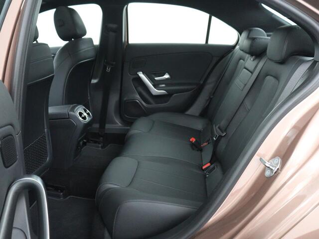 Mercedes-Benz A-KLASSE 200 Business Solution Luxury | Trekhaak | Panoramadak | Leder | Memory | Sfeerverlichting | Full LED | Stoelverwarming | Camera | Park assist | Cruise control |