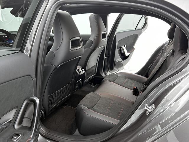 Mercedes-Benz A-KLASSE 180 Business Solution AMG | Nightpakket | Parkeerpakket met achteruitrijcamera | KEYLESS GO | Sfeerverlichting | MULTIBEAM LED | Extra USB-poorten | Verwarmde stoelen vooraan |