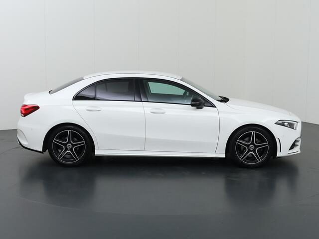Mercedes-Benz A-KLASSE 180 Business Solution AMG | Night | Widescreen | Stoelverwarming | Achteruitrijcamera | Sfeerverlichting |
