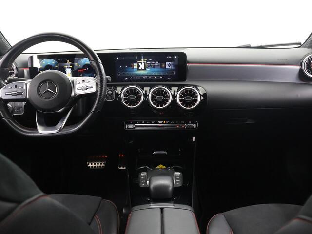 Mercedes-Benz A-KLASSE 180 Business Solution AMG | Night | Widescreen | Stoelverwarming | Achteruitrijcamera | Sfeerverlichting |