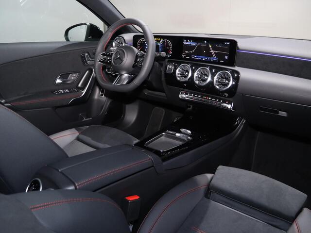 Mercedes-Benz A-KLASSE 250e Business Solution AMG | Panoramaschuifdak | Premium Plus | Head-up display | Dodehoekassistent |