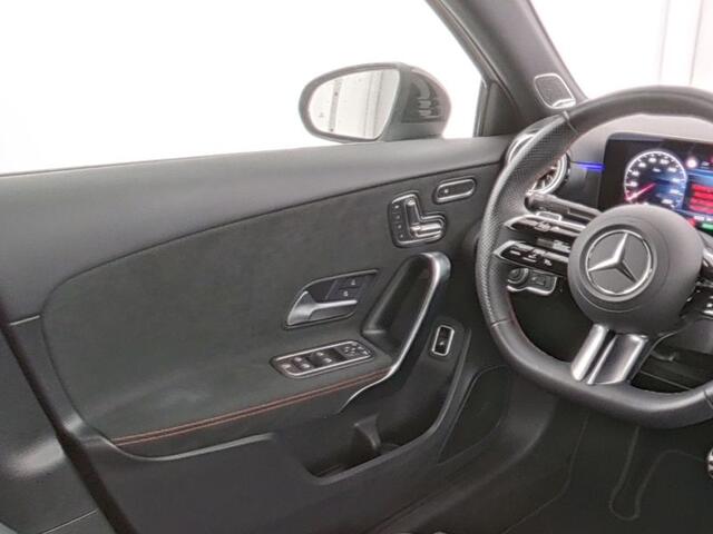 Mercedes-Benz A-KLASSE 250 e AMG plug-In Hybride AMG Line Premium Plus | Burmester® | Panorama Schuif-Kanteldak | Night Pakket | Head-up-Display. Inclusief 24 maanden Mercedes-Benz Certified garantie voor Europa.