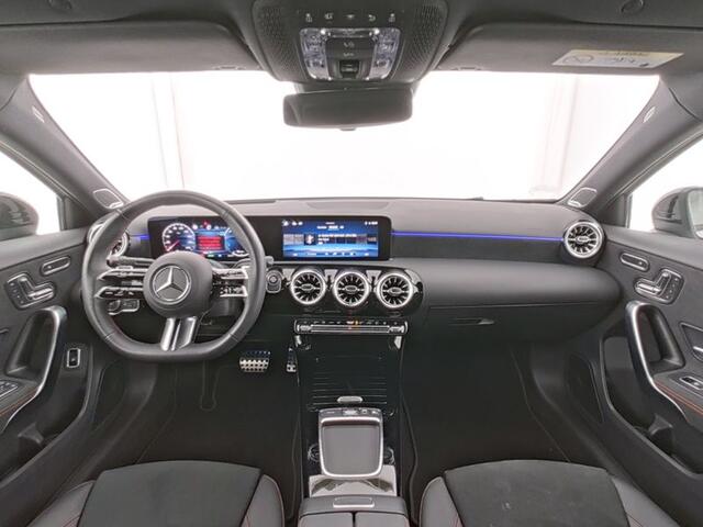 Mercedes-Benz A-KLASSE 250 e AMG plug-In Hybride AMG Line Premium Plus | Burmester® | Panorama Schuif-Kanteldak | Night Pakket | Head-up-Display. Inclusief 24 maanden Mercedes-Benz Certified garantie voor Europa.