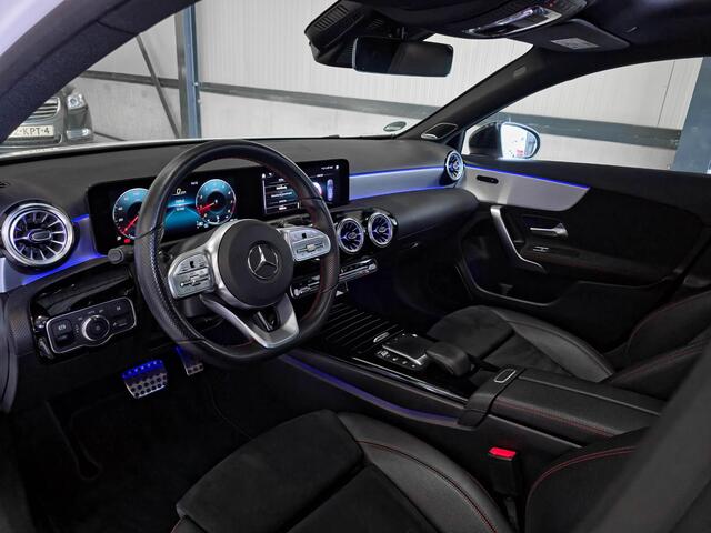 Mercedes-Benz A-KLASSE 180 AMG | Burmester | Panoramadak | Multibeam | Memory | Camera