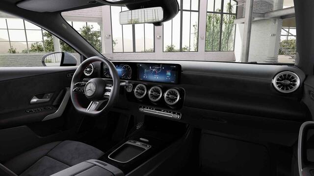 Mercedes-Benz A-KLASSE 180 Star Edition AMG Line | Panoramadak | Trekhaak | Chrome pakket |