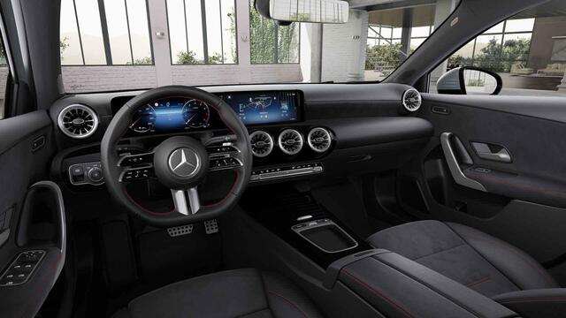 Mercedes-Benz A-KLASSE 180 Star Edition AMG Line | Panoramadak | Trekhaak | Chrome pakket |