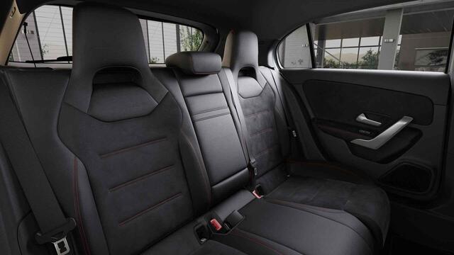 Mercedes-Benz A-KLASSE 180 Star Edition AMG Line | Panoramadak | Trekhaak | Chrome pakket |