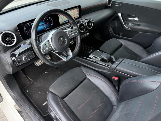 Mercedes-Benz A-KLASSE 180 AMG Pano | LED | Stoelverwarming | DAB | Widescreen | Privacyglas | Dealer Onderhouden