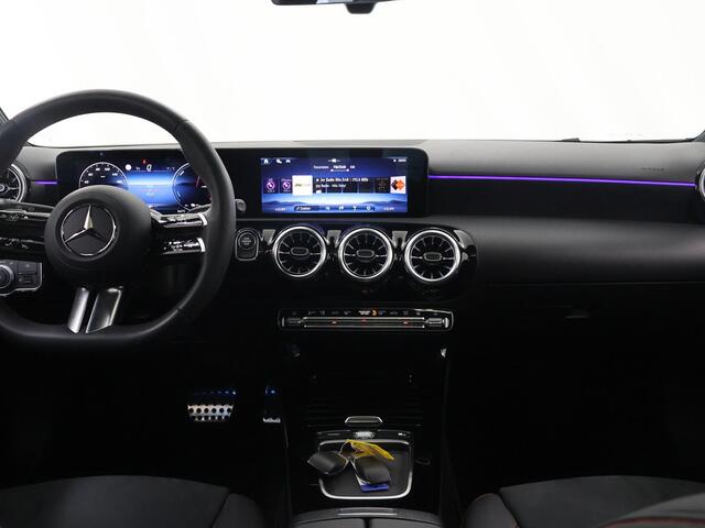 Mercedes-Benz A-KLASSE 250e Business Solution AMG | Panoramaschuifdak | Head-up display | Premium Plus | Stoelverwarming | 360° camera |